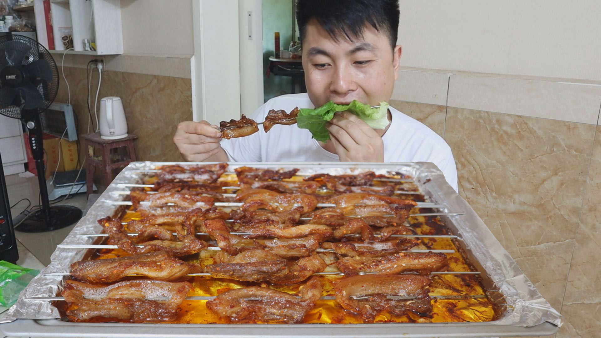 买了一斤半的五花肉来烤,用生菜包着吃,不油不腻,老妈说真好吃